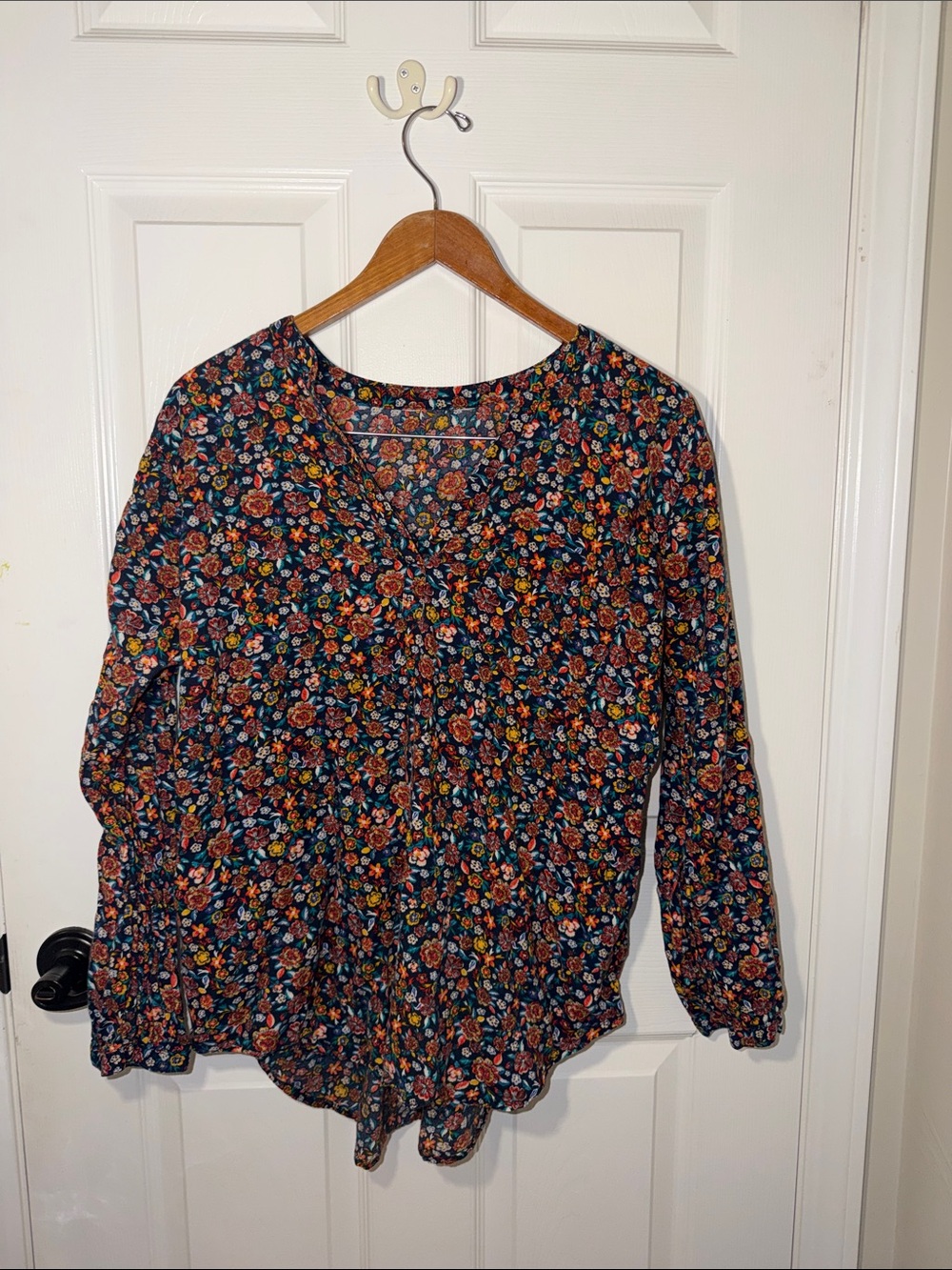 Old Navy Navy Floral V-Neck Long-Sleeve Blouse